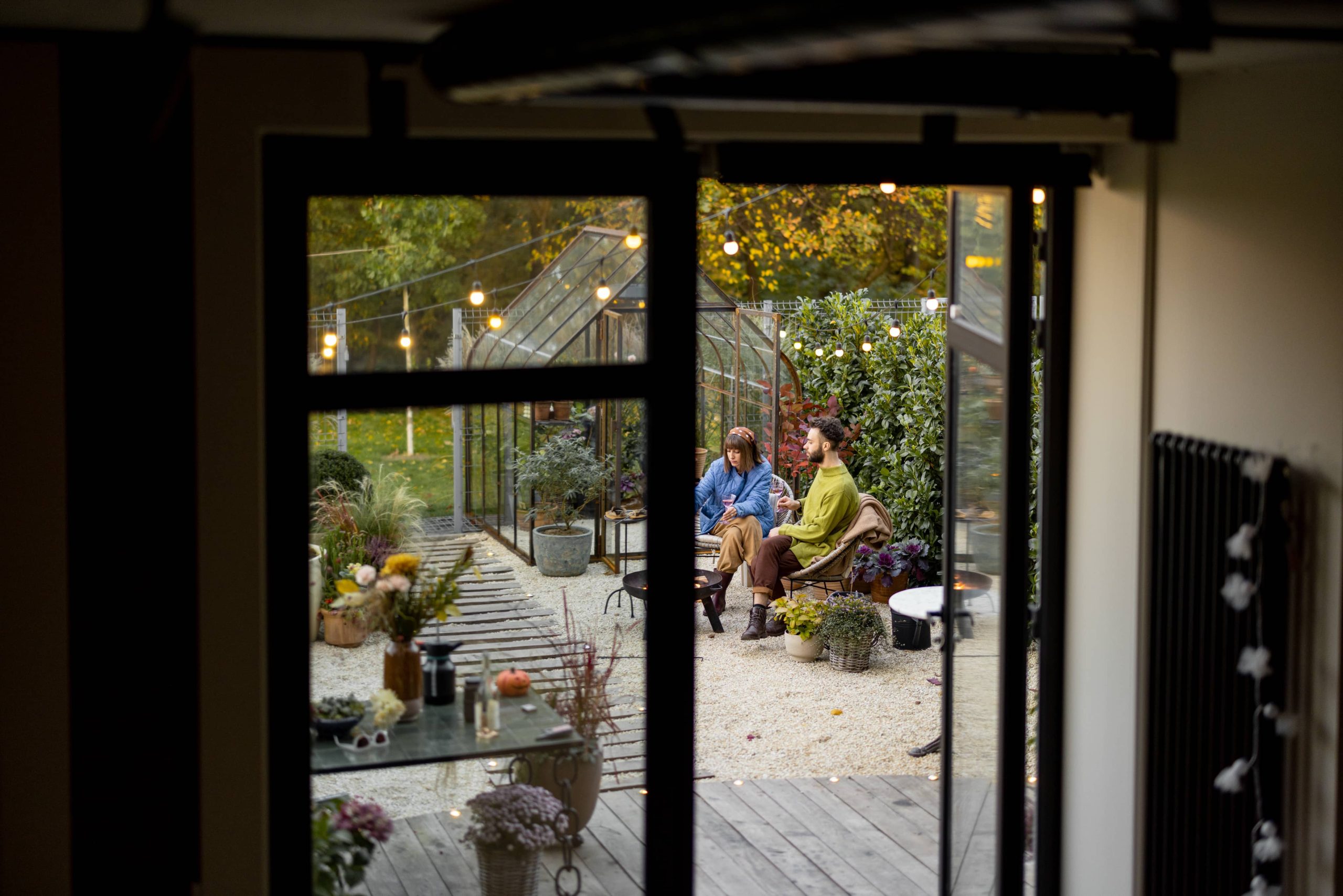 Wie man eine kostengünstige Feuerstelle im Garten baut